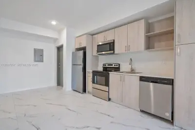 420 SW 7th Ave #204, Miami: photo 1 of 15