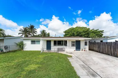 707 S Broadway, Lantana: photo 1 of 42