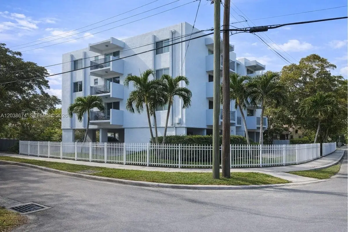 1090 NE 129th St #205, North Miami: photo 1 of 14