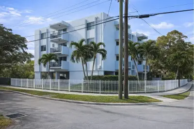 1090 NE 129th St #205, North Miami: photo 1 of 14