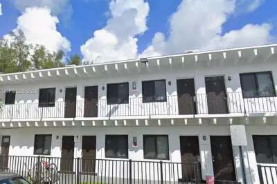 Condo in Florida City: photo 1 of 9