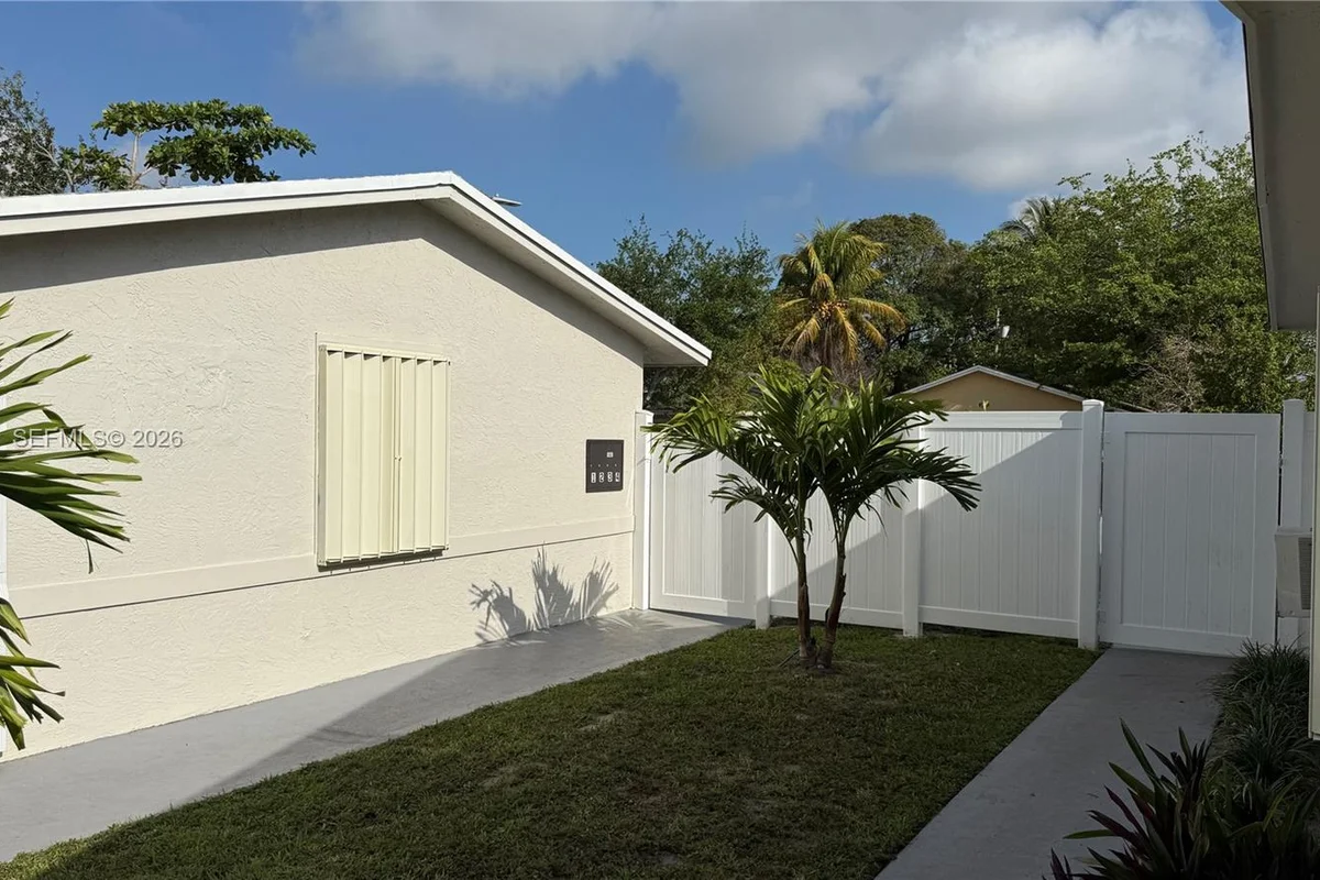220 NW 12th St #4, Pompano Beach: photo 1 of 17
