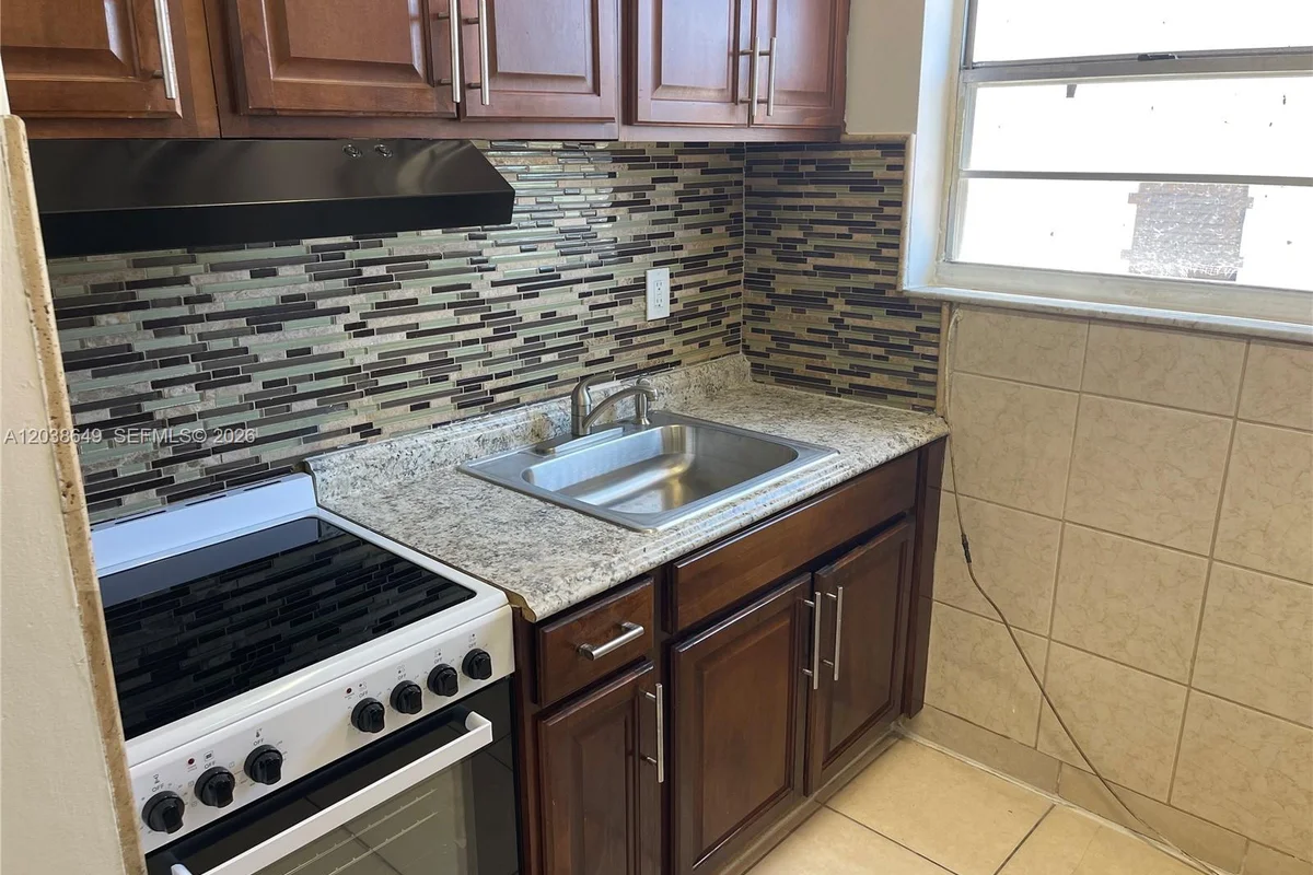 1043 NW 2nd St #14, Miami: photo 1 of 12