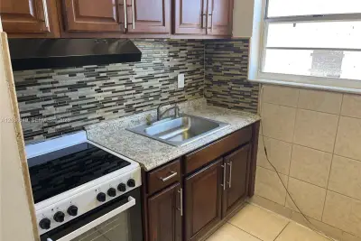 1043 NW 2nd St #14, Miami: photo 1 of 12