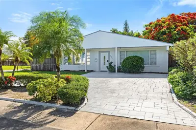 230 NE 5th Ave, Dania Beach: photo 1 of 37