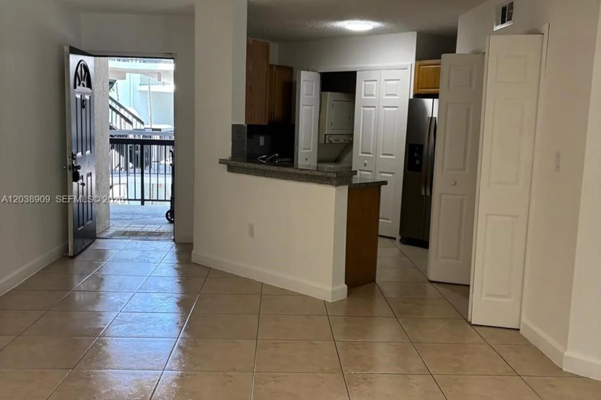 6276 NW 186th St #204, Hialeah: photo 1 of 11