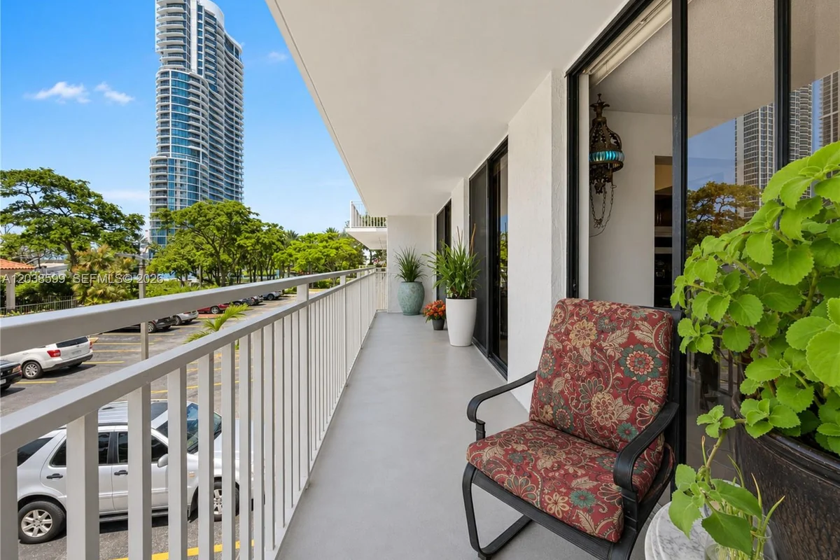 210 174th St #M18, Sunny Isles Beach: photo 1 of 14