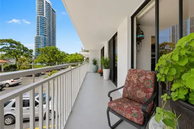 210 174th St #M18, Sunny Isles Beach: photo 1 of 14