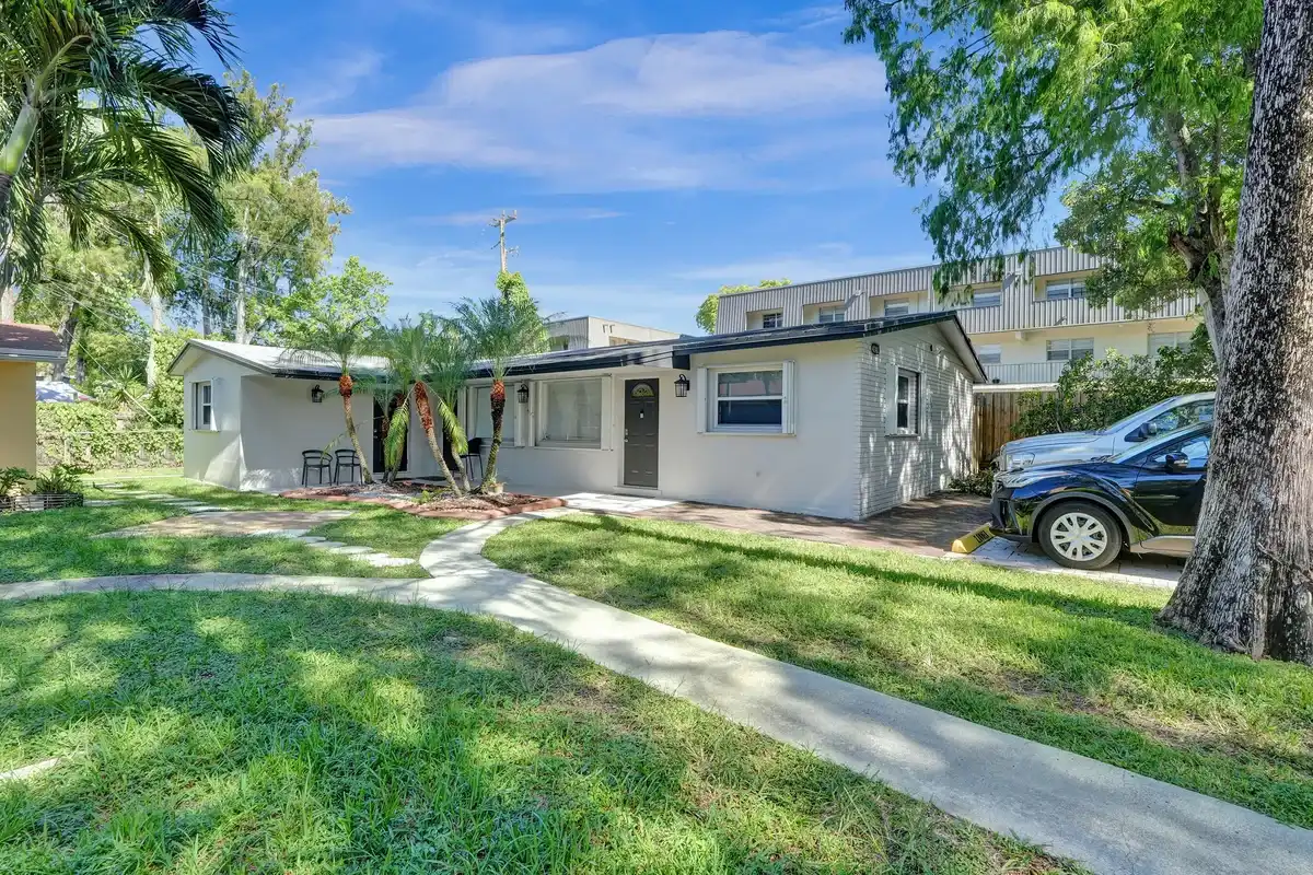 4240 NW 21st Ave #2, Oakland Park: photo 1 of 13