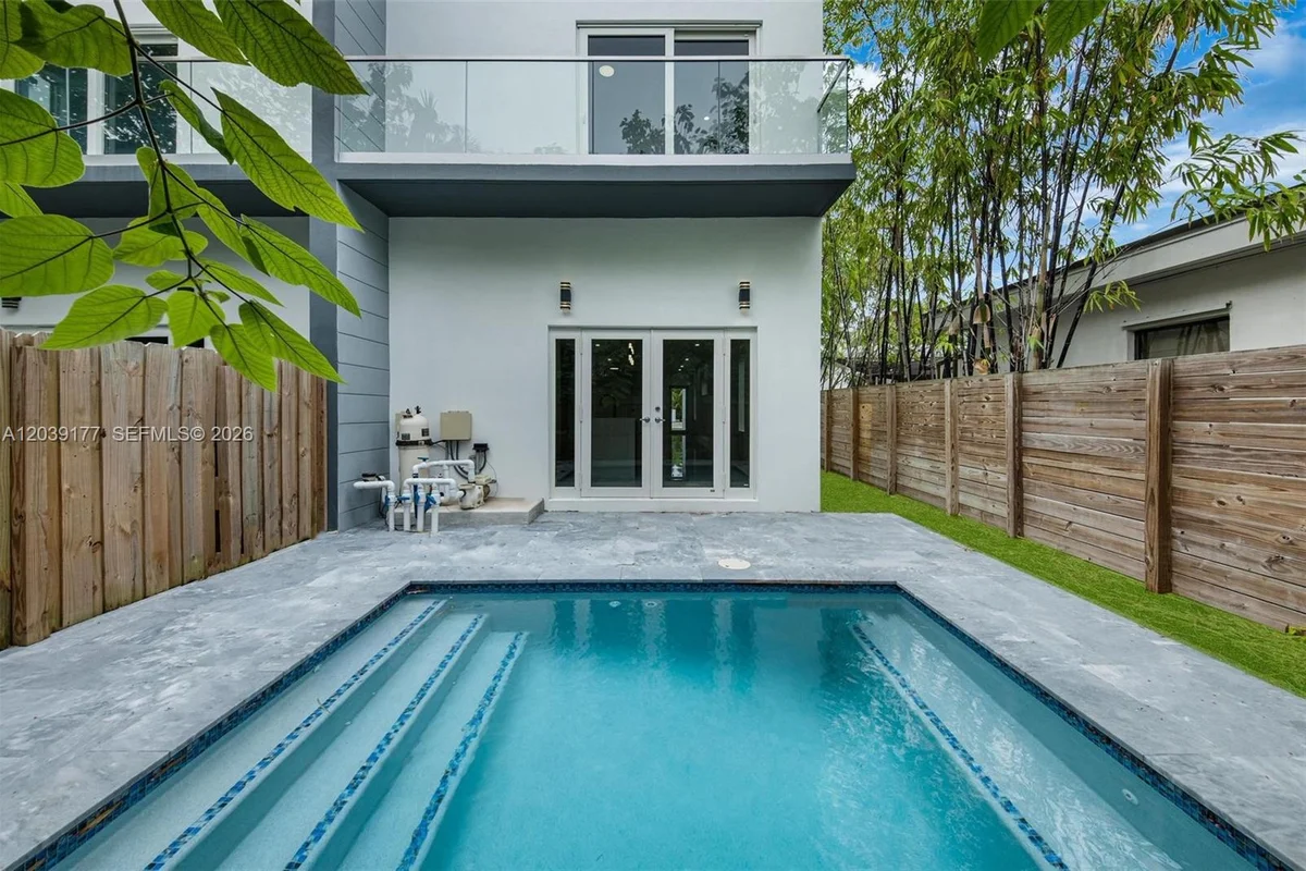 3142 Carter St, Miami: photo 1 of 34