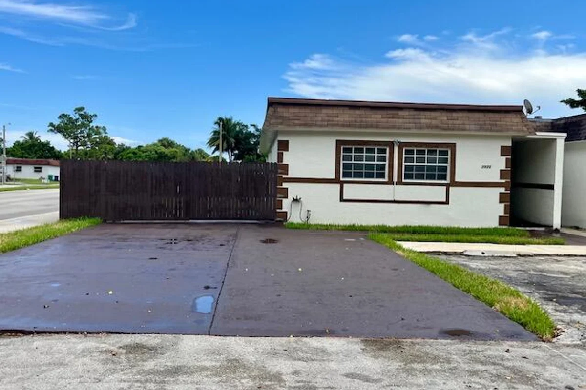 3930 NW 207 St Rd, Miami Gardens: photo 1 of 25