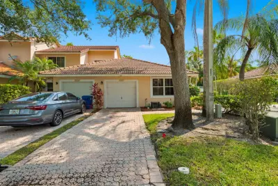 8417 NW 40th Ct, Sunrise: photo 1 of 24