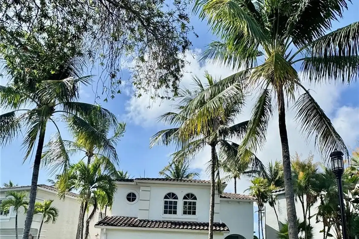 3016 NE 210th St, Aventura: photo 1 of 17