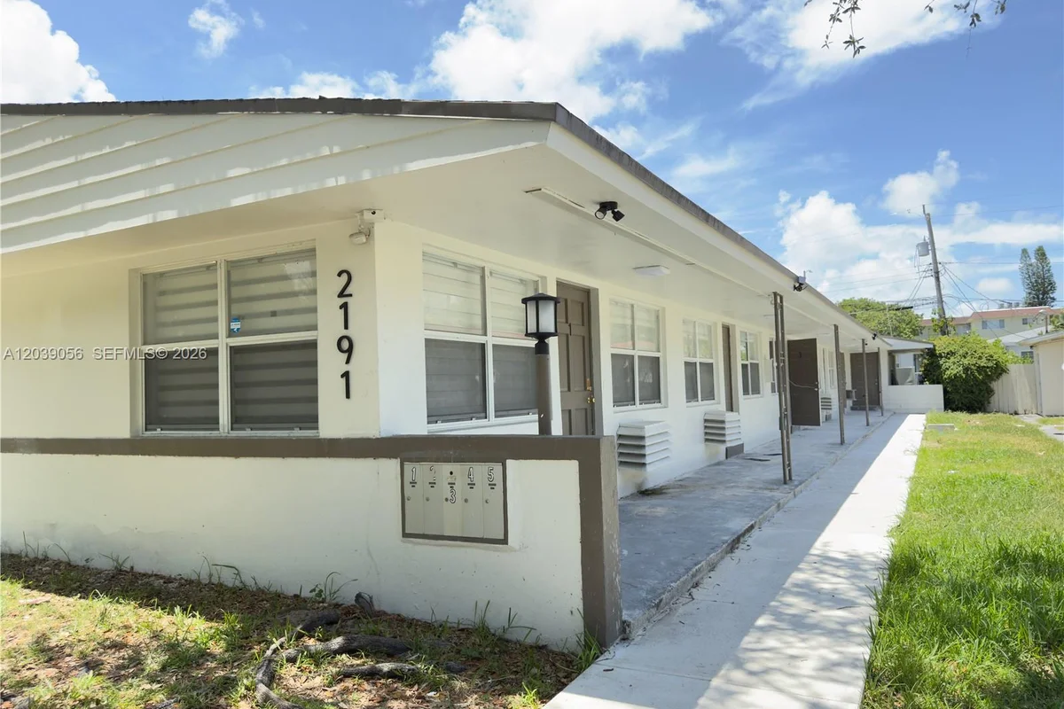 2191 NE 167th St #5, North Miami Beach: photo 1 of 11