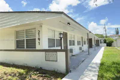 2191 NE 167th St #5, North Miami Beach: photo 1 of 11