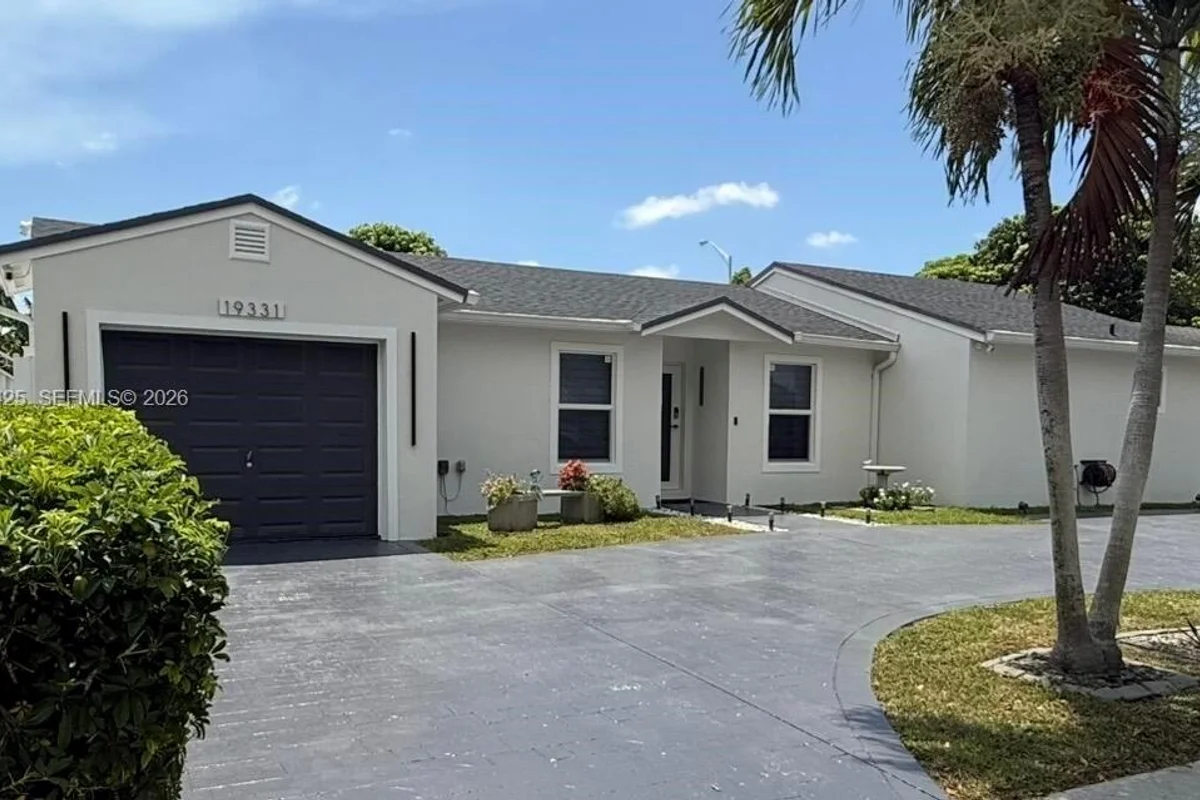 19331 NW 57th Ct, Hialeah: photo 1 of 38