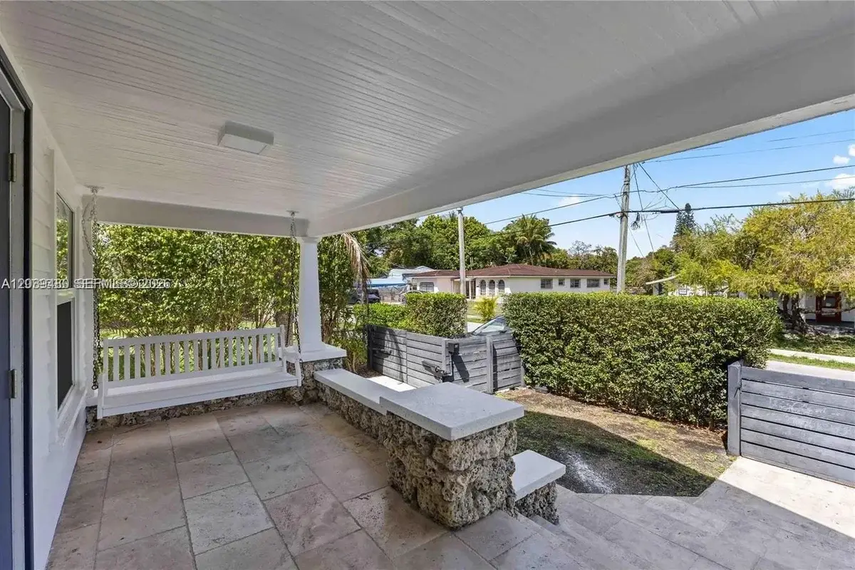 2434 SW 15th St, Miami: photo 1 of 25