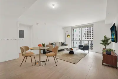 77 SE 5th St #3714, Miami: photo 1 of 38