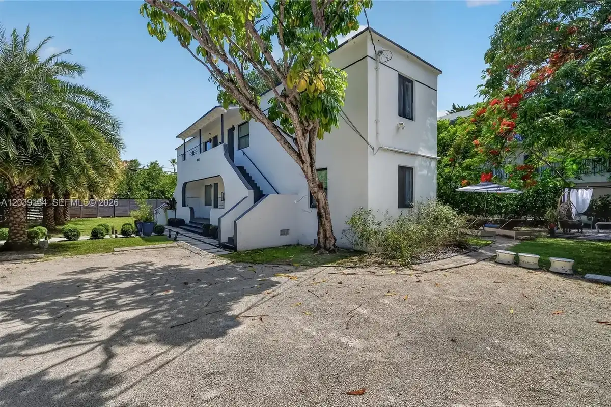 8270 NE 1st Pl #3, Miami: photo 1 of 28