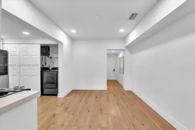 4719 E 8th Ct, Hialeah: photo 1 of 34