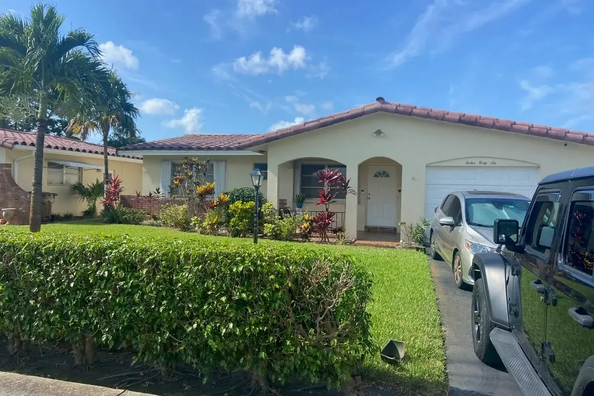 1246 NW 45th St, Deerfield Beach: photo 1 of 29