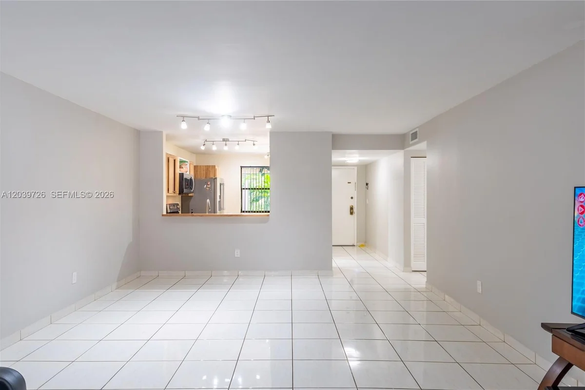 601 Ives Dairy Rd #101-8, Miami: photo 1 of 16