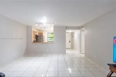 601 Ives Dairy Rd #101-8, Miami: photo 1 of 16