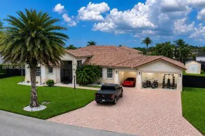12922 SW 221 St, Miami: photo 1 of 49