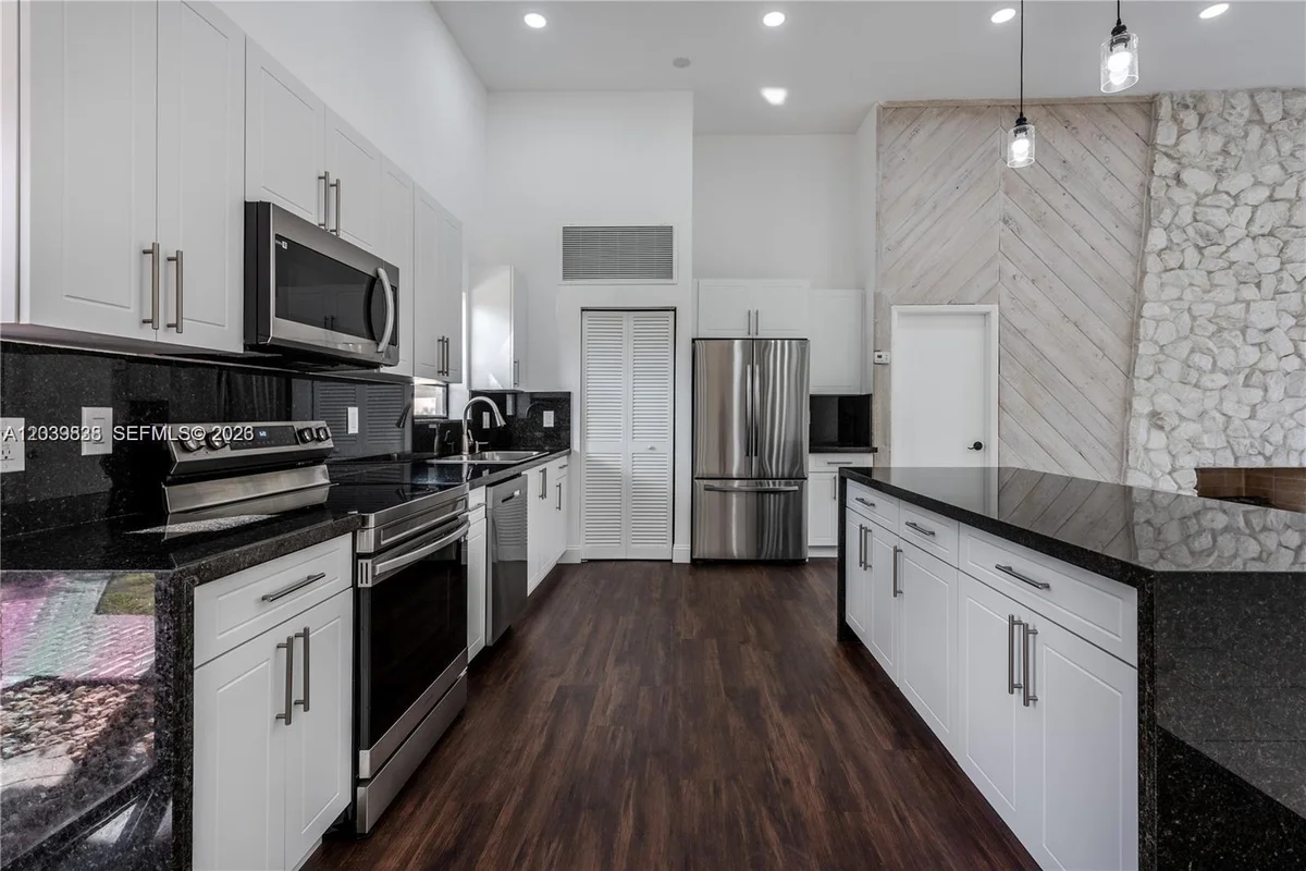 601 Leslie Dr, Hallandale Beach: photo 1 of 30