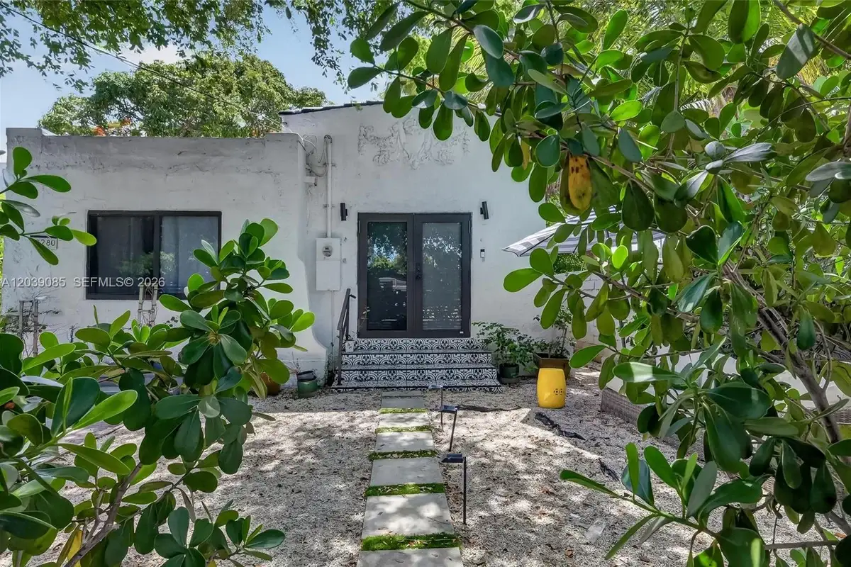 8280 NE 1st Pl, Miami: photo 1 of 26