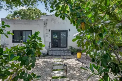 8280 NE 1st Pl, Miami: photo 1 of 26