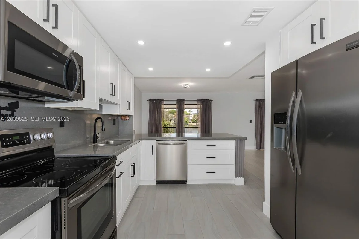 6653 SW 140th Ave, Miami: photo 1 of 28