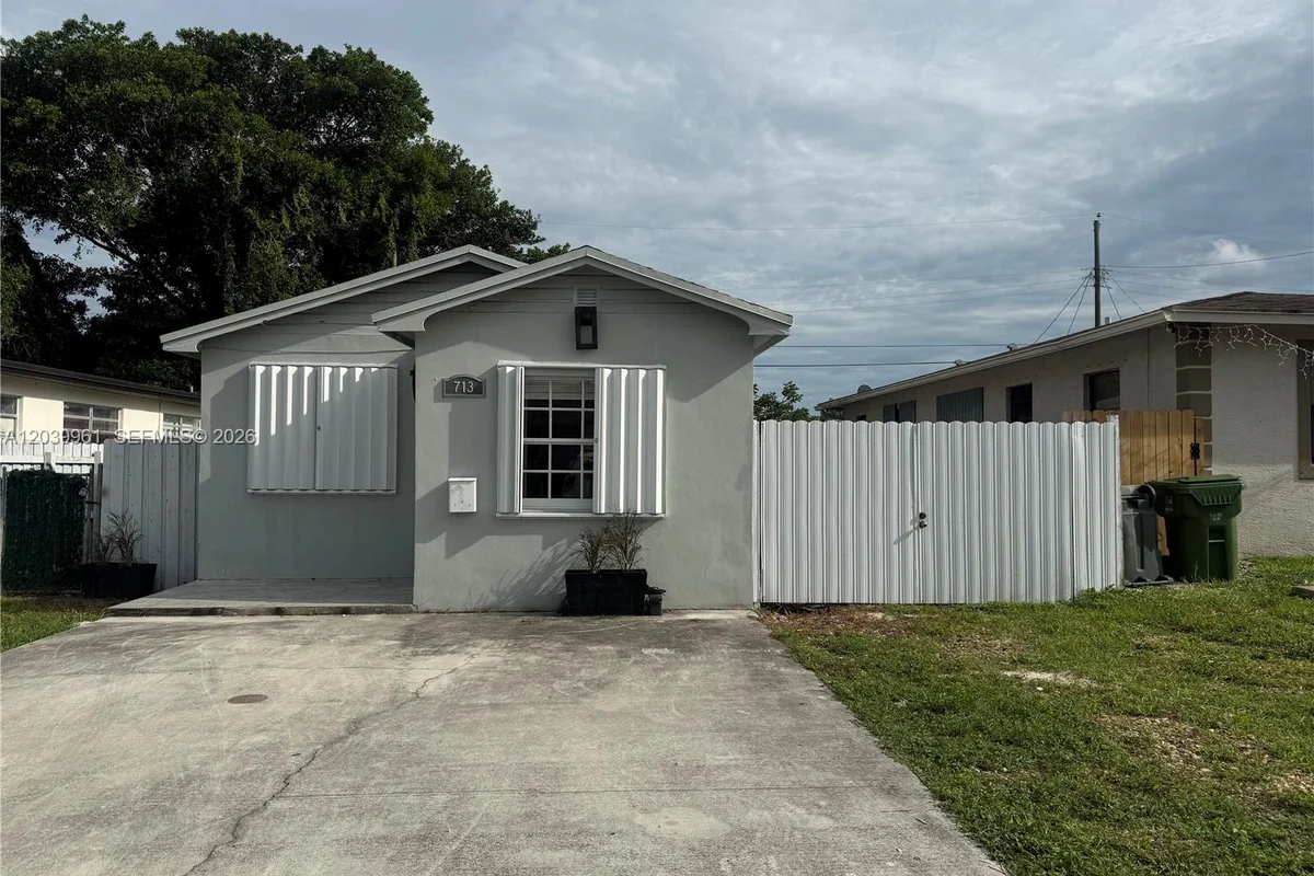 713 NW 4th St, Hallandale Beach: photo 1 of 15