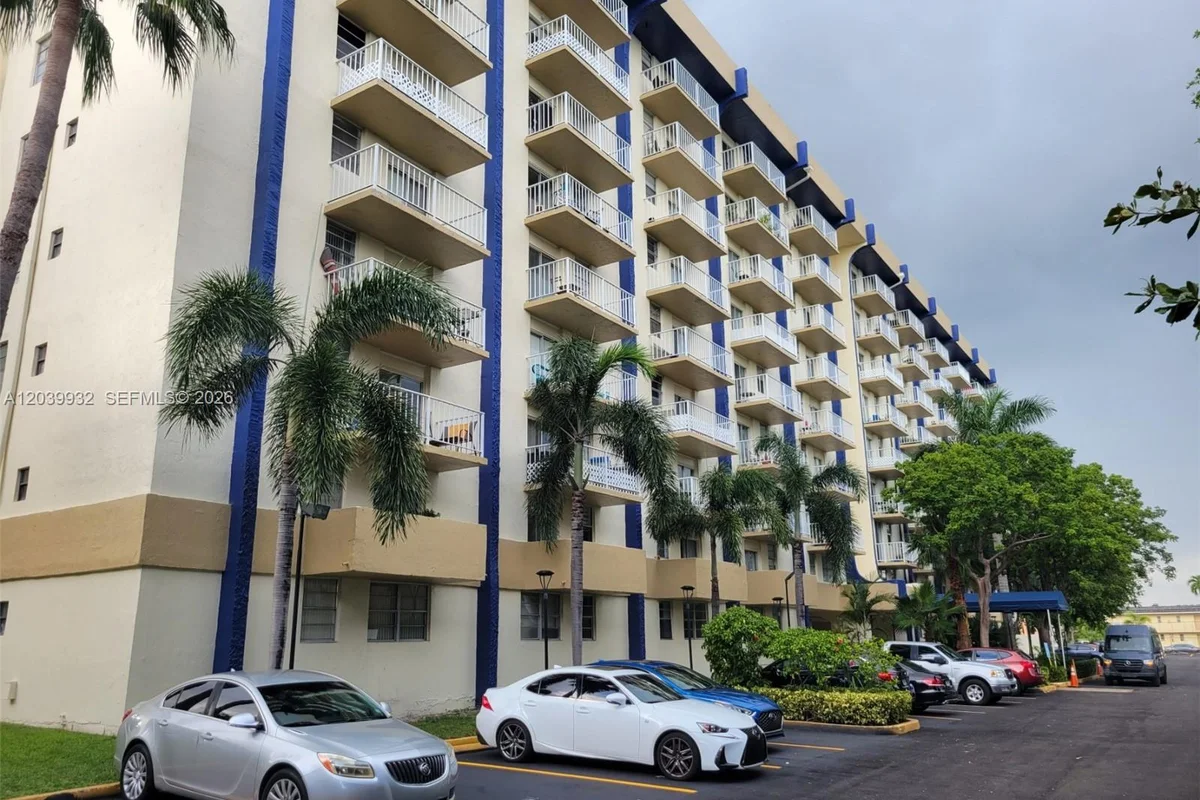 4550 NW 9th St #512E, Miami: photo 1 of 13