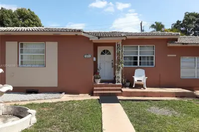 4074 NW 4th St, Miami: photo 1 of 14