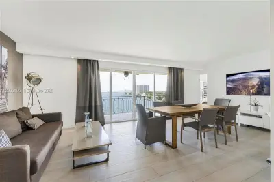 11111 Biscayne Blvd #8C, Miami: photo 1 of 36
