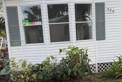 100 NE 6th Ave #504, Homestead: photo 1 of 6