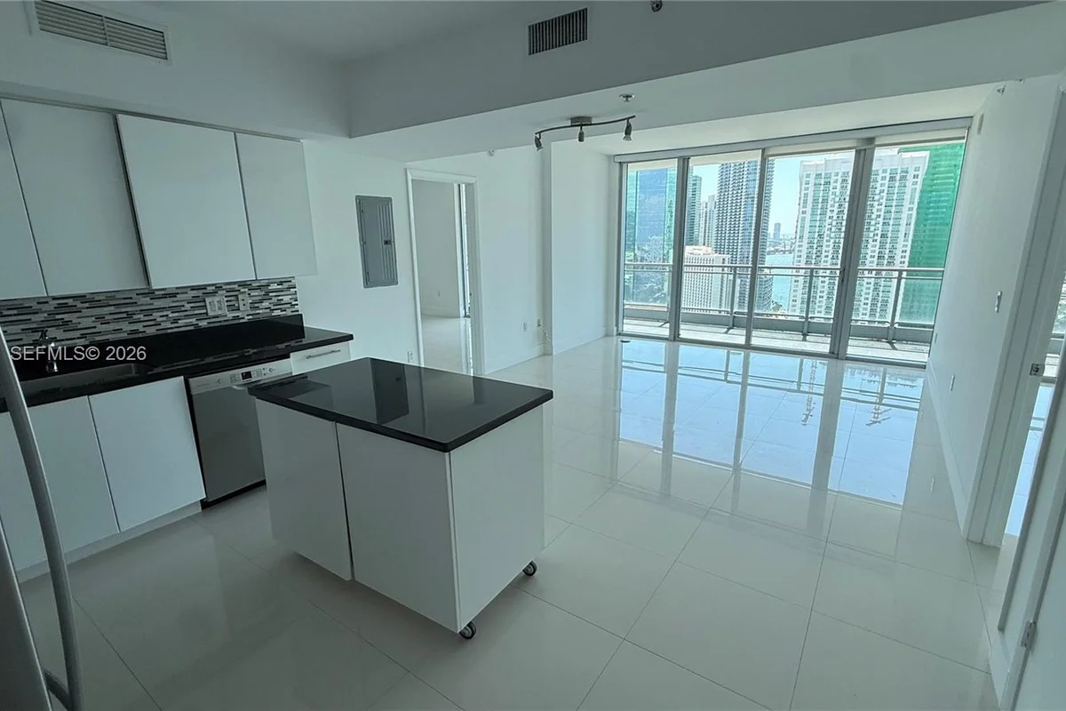 92 SW 3 St #3311, Miami: photo 1 of 14