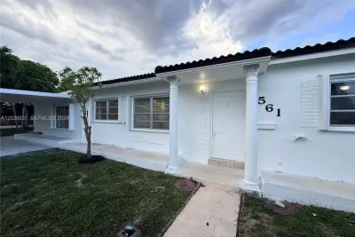 561 W 39th St, Hialeah: photo 1 of 53