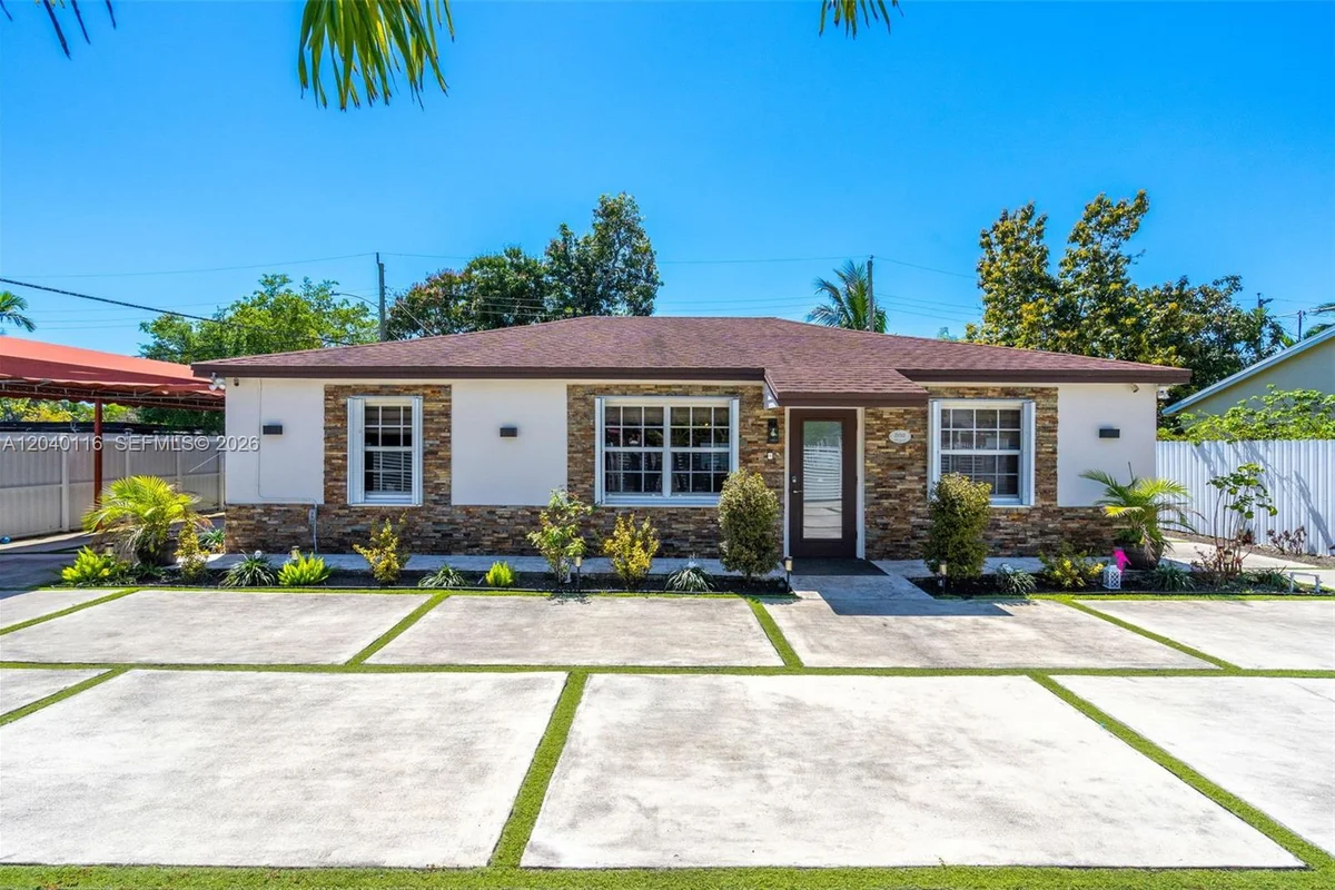 302 NW 100th St, Miami: photo 1 of 46