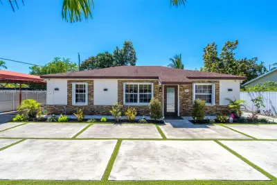 302 NW 100th St, Miami: photo 1 of 46