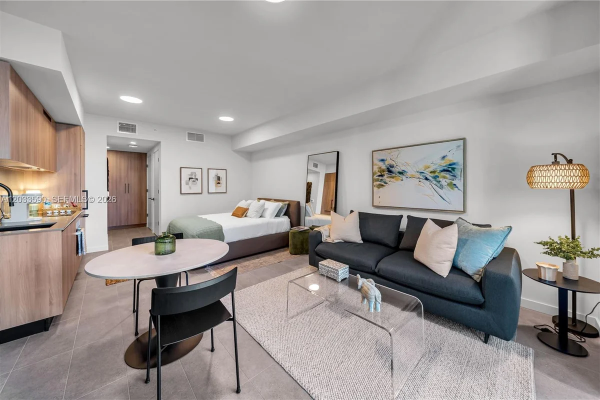 121 NE 5th St #1400, Miami: photo 1 of 62