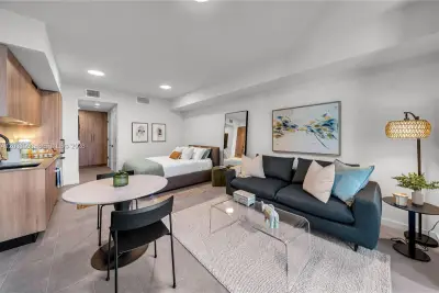 121 NE 5th St #1400, Miami: photo 1 of 62