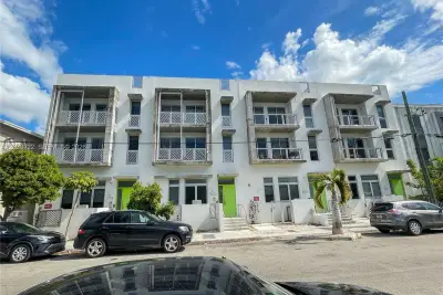 761 NW 1st St, Miami: photo 1 of 18