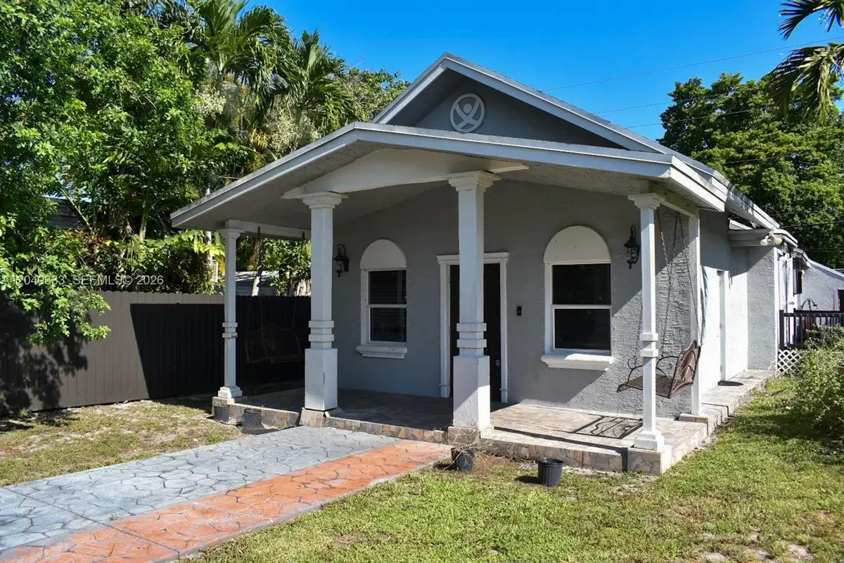 2218 Harding St, Hollywood: photo 1 of 101