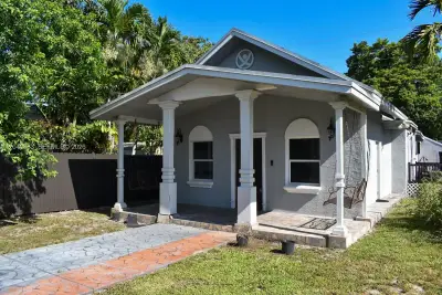 2218 Harding St, Hollywood: photo 1 of 101