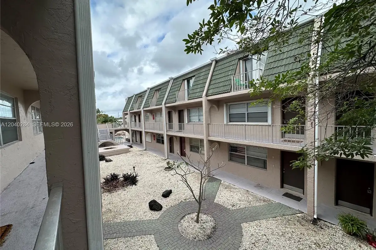 1100 SE 4th Ave #32, Deerfield Beach: photo 1 of 27
