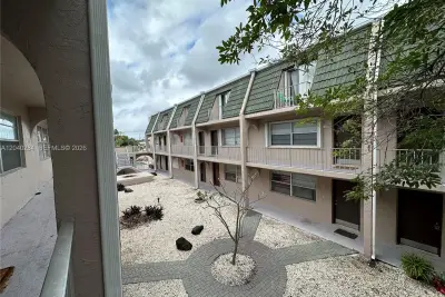 1100 SE 4th Ave #32, Deerfield Beach: photo 1 of 27