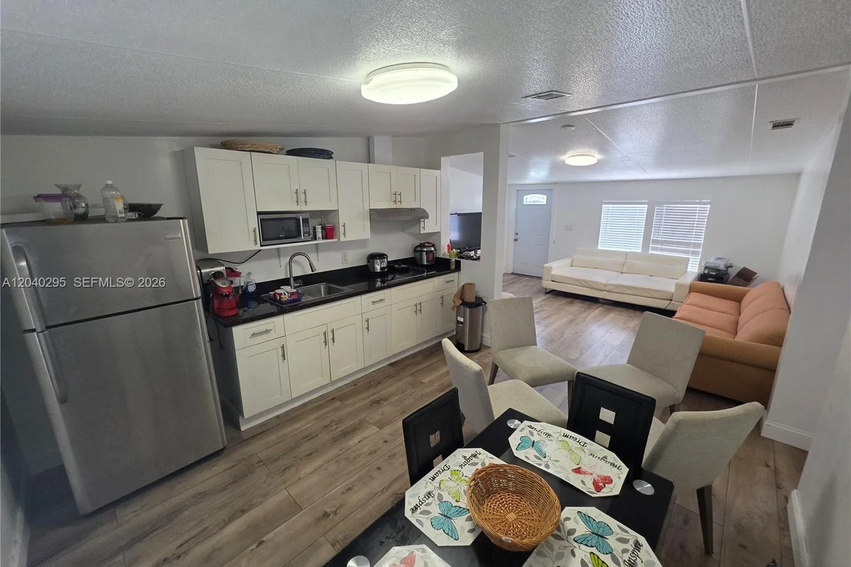 1529 SW 131 Ave, Miami: photo 1 of 26