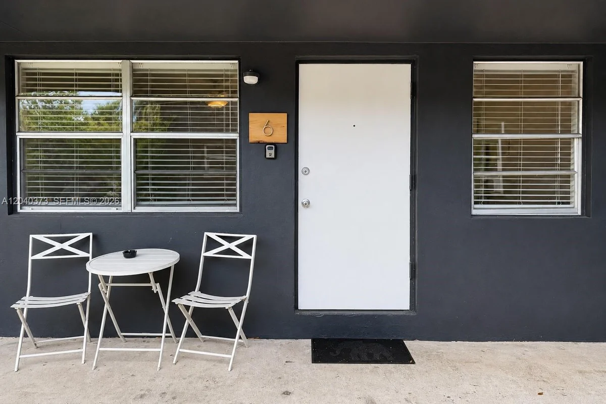 1415 SW 1st St #6, Fort Lauderdale: photo 1 of 10